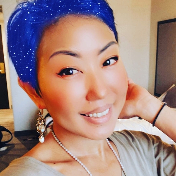 Meet Your Posher, Alisa! - Picture 1 of 2